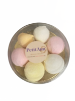 Ontdek onze heerlijke aardbeienspekjes in een luxe transparant rond doosje. Perfect als traktatie of relatiegeschenk, met een stijlvol Petit Ami-label en een elegante gouden ondergrond.